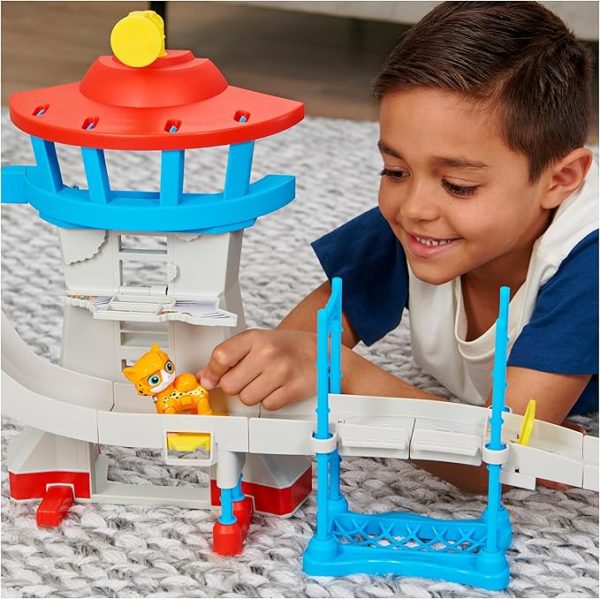 ⁦PAW PATROL Cat Pack Adventure Bay Playset with Lookout Tower and 2 Action Figuresمجموعة لعب كات باك ادفنتشر باي ريسكيو من باو باترول⁩ - الصورة ⁦7⁩